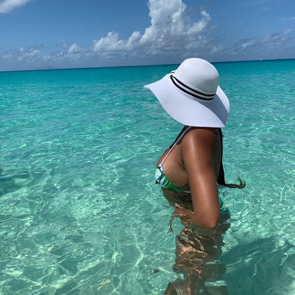 Meet your Posher, Jennifer - Picture 1 of 2